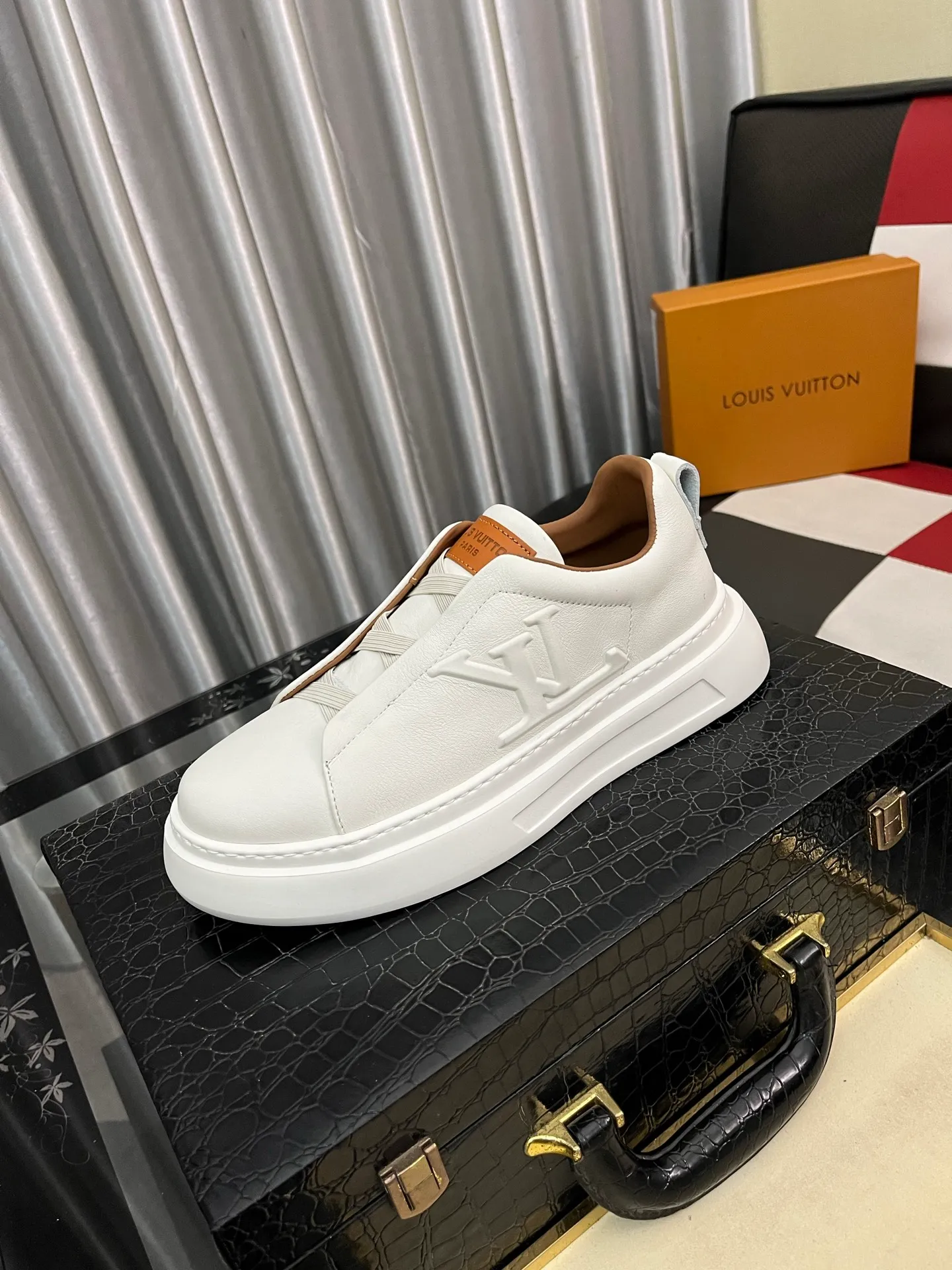 Men's shoes 💰480⌚️⌚️LV Louis Vuitton. The latest fashionable casual shoes are popular in physical stores. New spring and summer comfortable imported custom original cowhide, unique jacquard fabric element design. With sheepskin lining, Lv original bottom, [sun][sun] high-end packaging and high quality💪Details determine the quality, you can enter and leave the counter at will, the code number is 38-442️⃣colors available